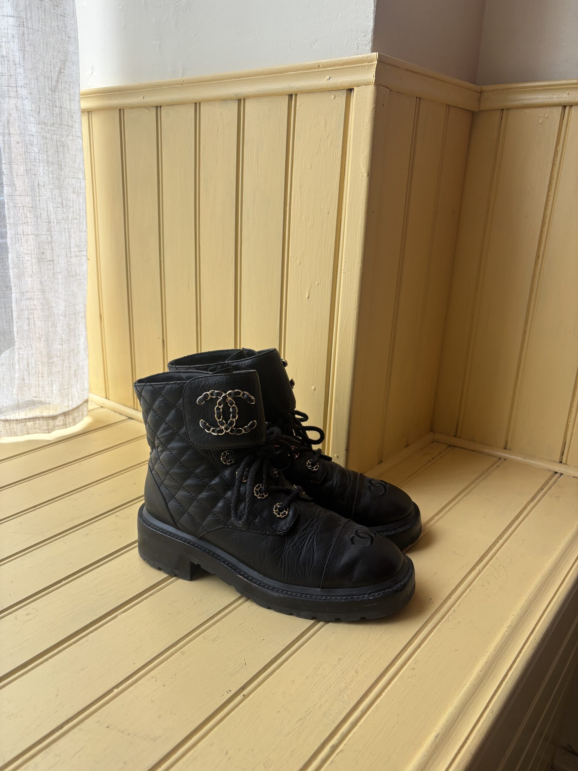 CHANEL - BOTTINES CUIR T.37 – Image 2