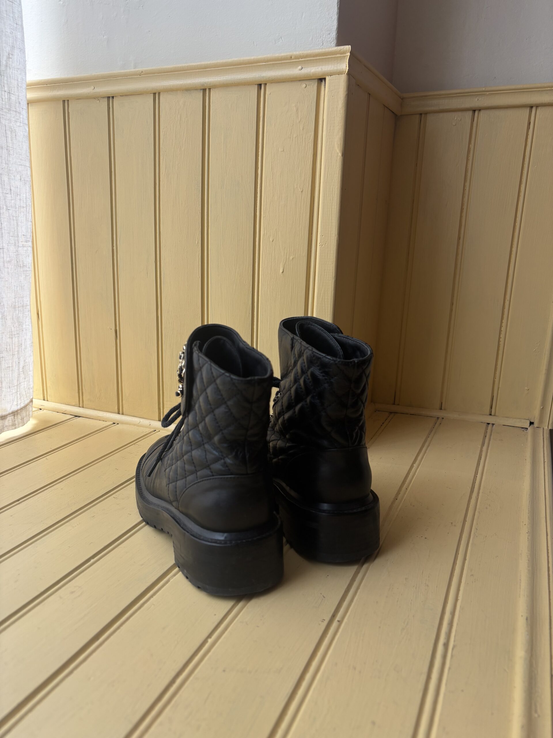 CHANEL - BOTTINES CUIR T.37 – Image 3