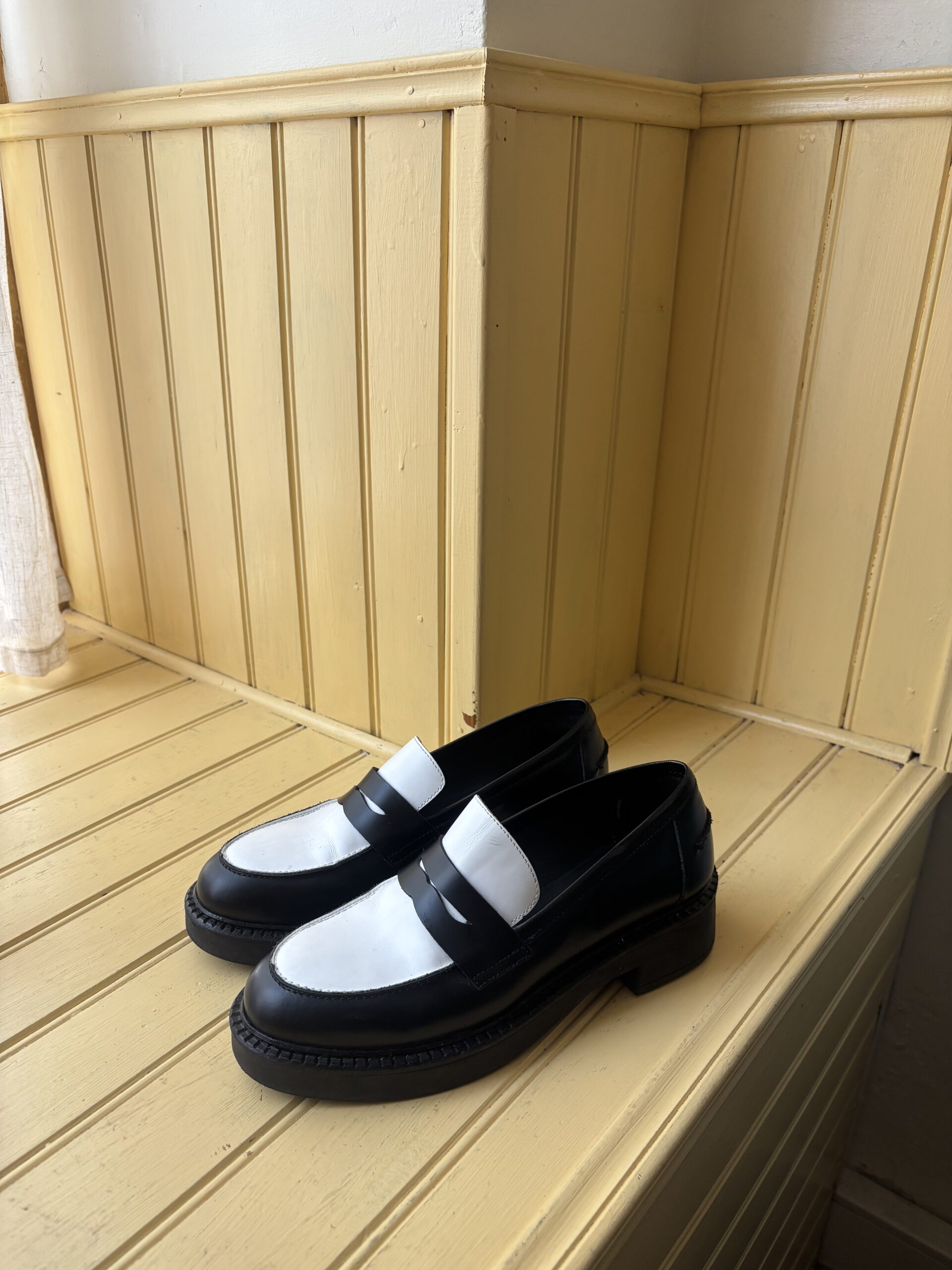 MOCASSINS NOIR ET BLANC