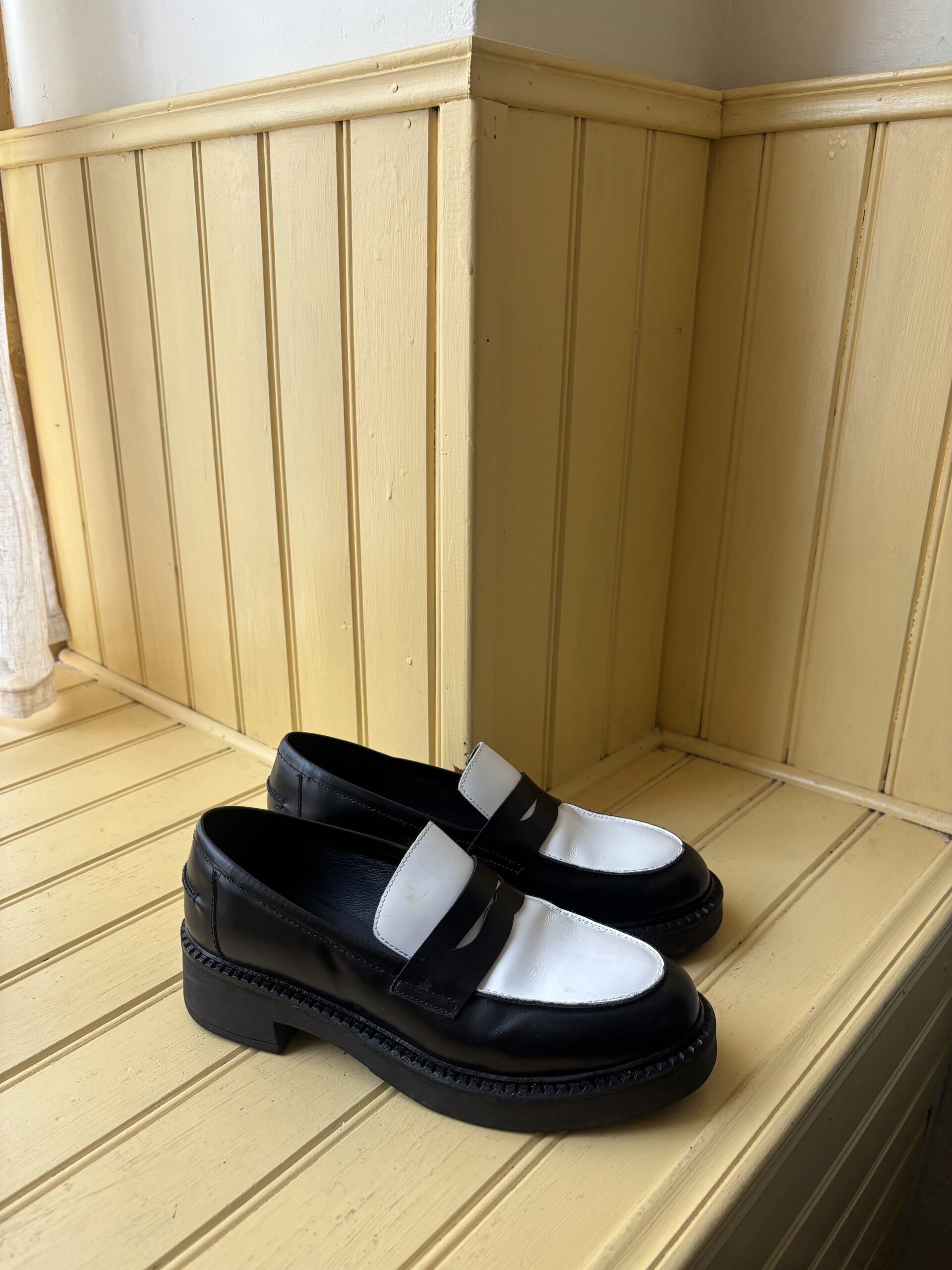 MOCASSINS NOIR ET BLANC