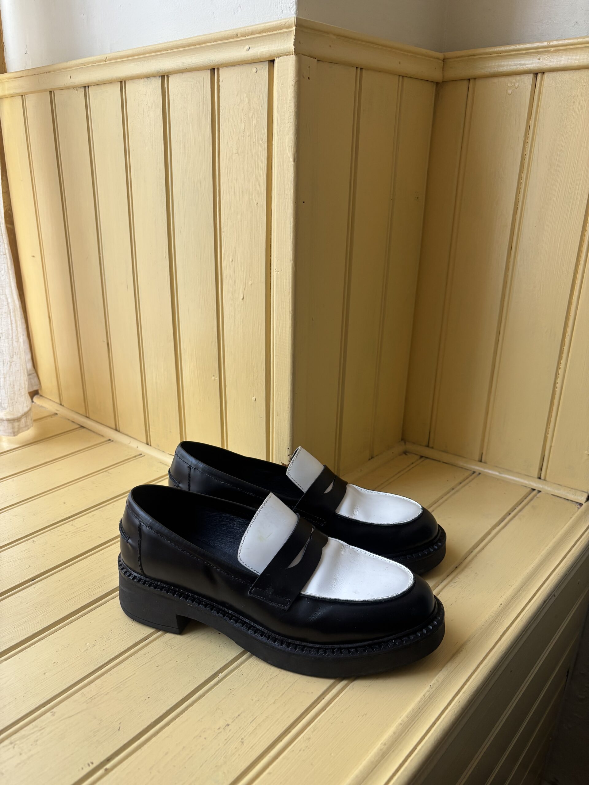 MOCASSINS NOIR ET BLANC