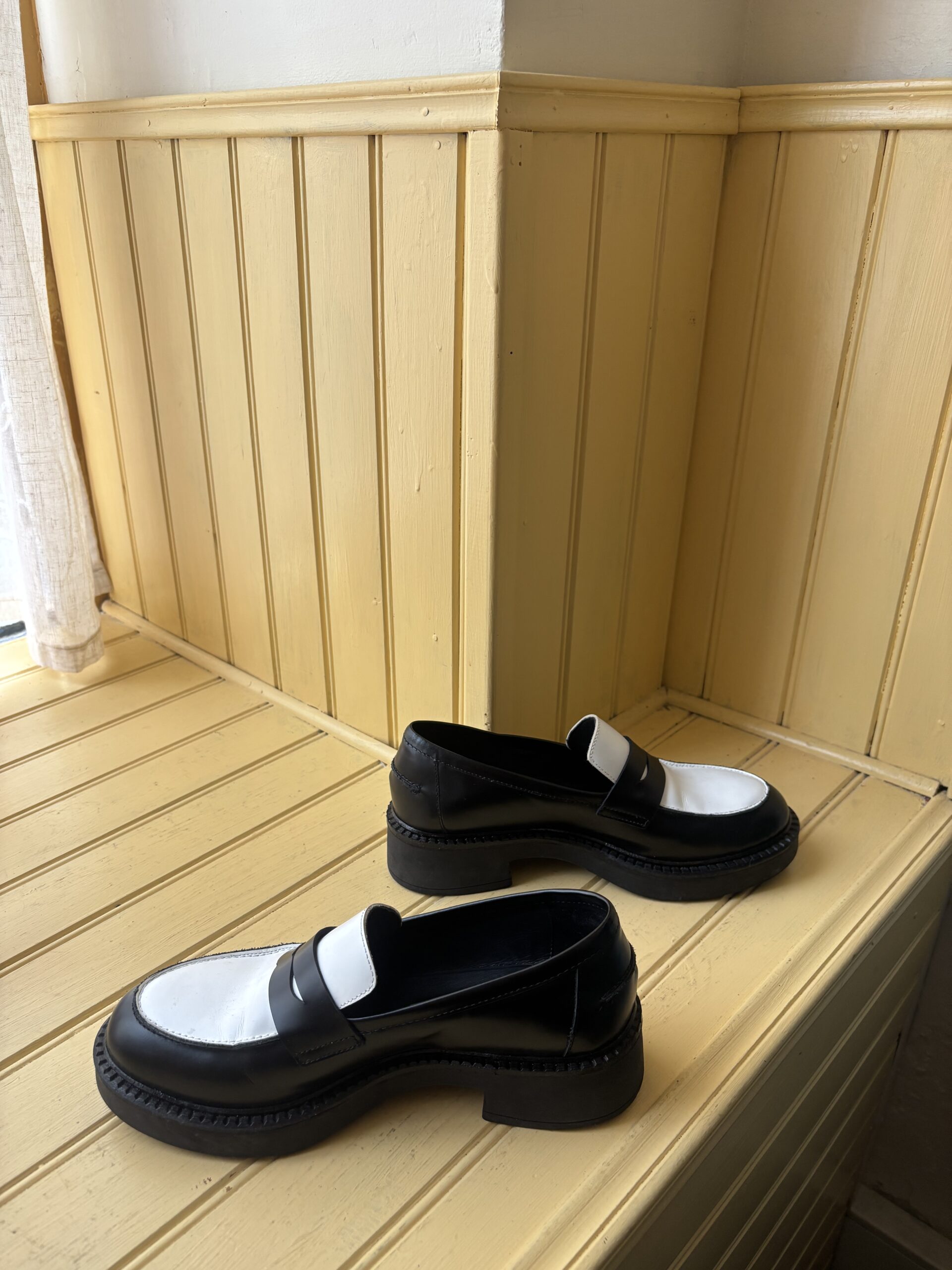 MOCASSINS NOIR ET BLANC