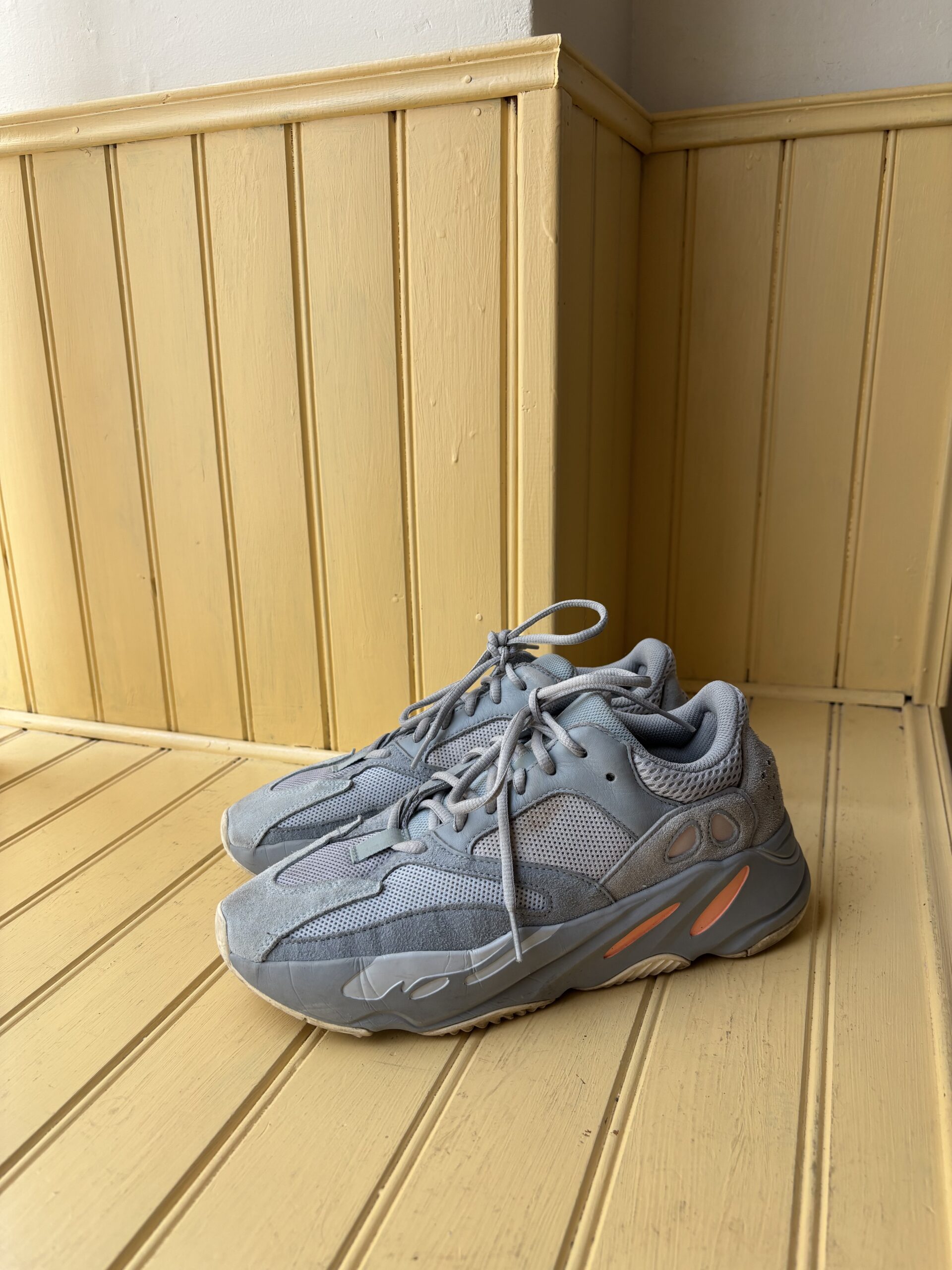 ADIDAS - YEEZY BOOST